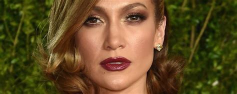 Eine völlig ungeschminkte jennifer lopez hat es sich hinter ihm in einem flauschigen bademantel bequem gemacht. Naturschönheit: Jennifer Lopez strahlt völlig ungeschminkt ...