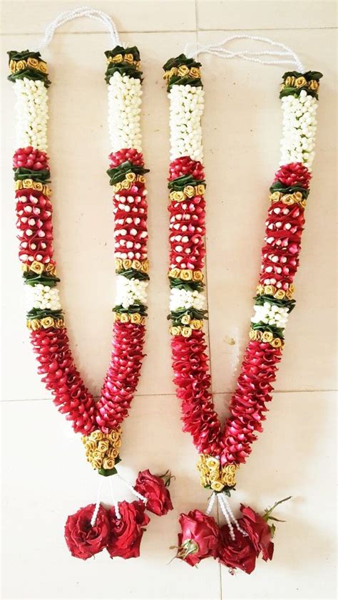 We Offer Garlands In Different Sizes And Designs For Bride And Groom