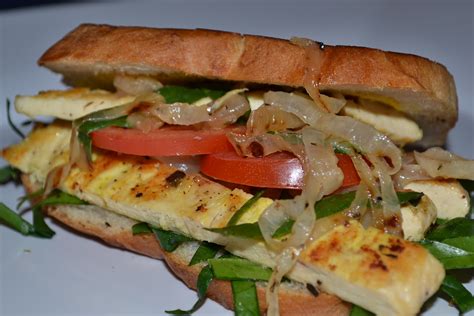 Cut sandwiches in half and serve immediately. lunchdf, Sandwiches, Ensaladas y Bocadillos Gourmet