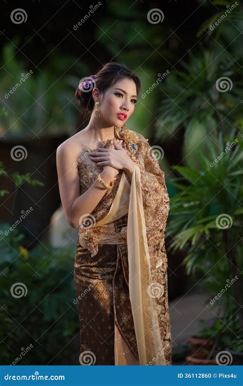 Thaise Vrouw Die Typische Thaise Kleding Dragen Stock Foto Image Of Geschiedenis Wijfje 36112860