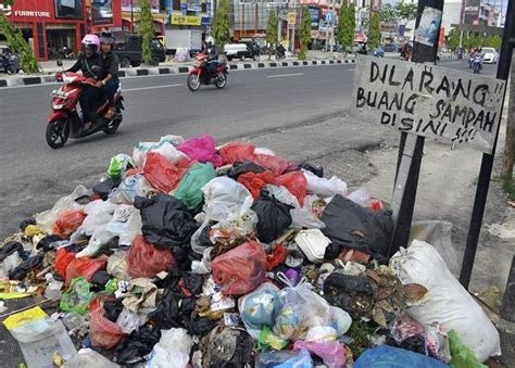 Rakyat buang ke dalam tong sampah. Hati-hati dengan Buang Sampah Sembarangan Halaman 1 ...