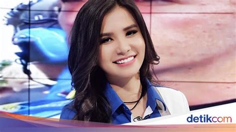 10 Potret Maria Vania Presenter Olahraga Cantik Yang Bikin Pria Gagal