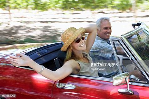 Mature Couple Driving In Convertible Photos Et Images De Collection