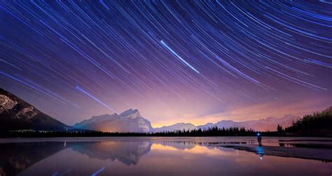 デスクトップ壁紙 1600x852 Px バンフ国立公園 カナダ 湖 風景 長時間露光 自然 反射 雪の山 星が輝く夜