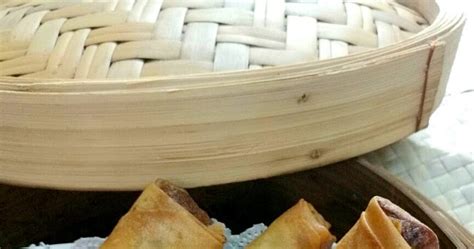 Letakkan sedikit air di hujung kulit popia buat sehingga habis kulit popia. popia%2Bgoreng%2B7.jpg