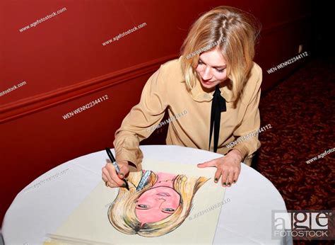 Sienna Miller S Caricature Portrait Unveiling At Sardi S Restaurant Foto De Stock Imagen