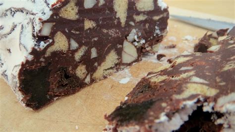 Den zucker mit den eiern verrühren und die gemahlenen mandeln mit dem mehl, dem backpulver und dem kakao in einer zweiten schüssel vermischen. Schokoladensalami: Vegane Nachspeise ohne Backen - Utopia ...