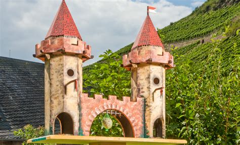 Soll es ein klassisches einfamilienhaus mit gelbem putz werden, reichen 100 quadratmeter, oder sollen wir doch lieber gleich ein doppelhaus bauen? Vogelfutterhaus Bauanleitung | selbst.de