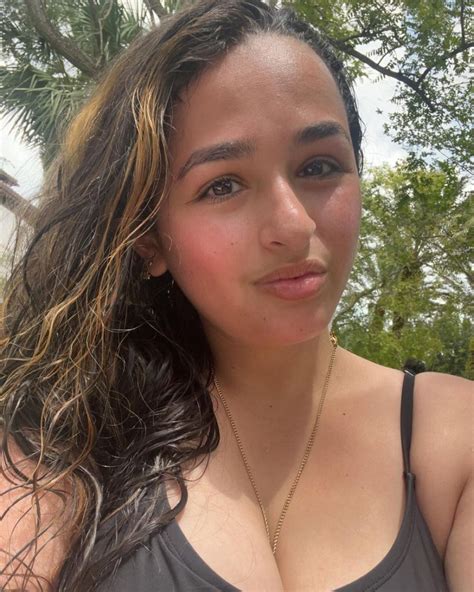 I Am Jazz Star Jazz Jennings 22 Shows Off Her Curves In A Sexy