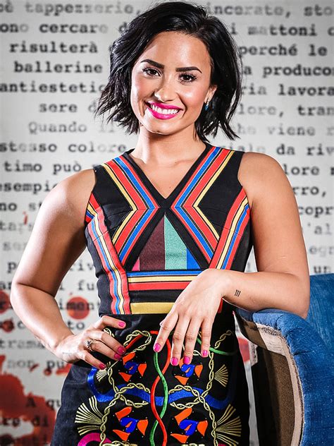 Demi lovato's nonbinary revelation and new they/them pronouns is an important step in the battle against the gender and sexual binary. Demi Lovato Jokes 'I Like Mugs' When Asked About Her ...