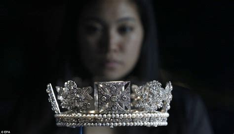 Jubilee Diamonds Spectacular Gems From The Queen S Private Collection Go On Display At