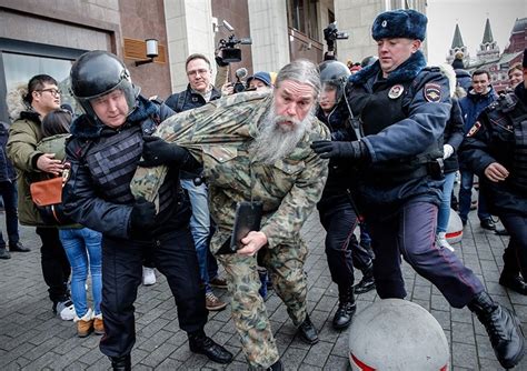 Russian Police Detain Over 400 At Anti Putin Protests Monitors Daily Sabah