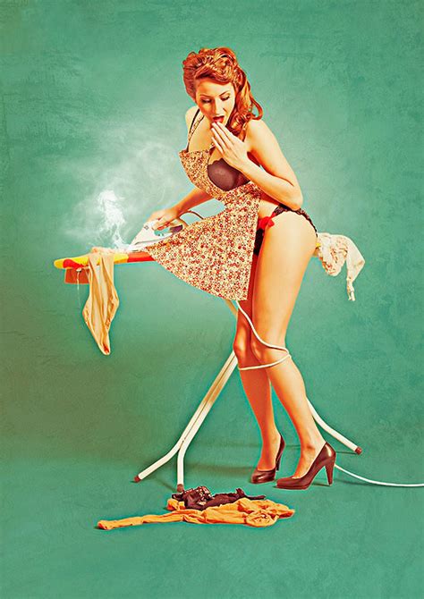 Pin up Girl mit E Körbchen reitet seinen Sack leer Telegraph