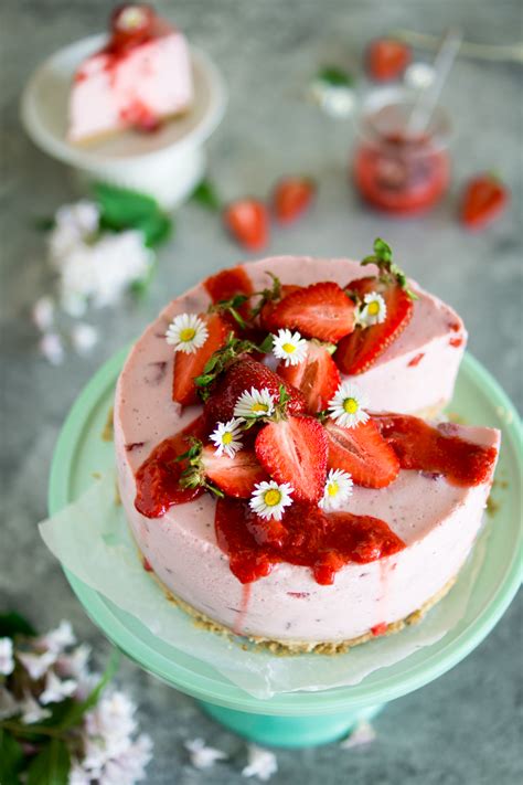 Check spelling or type a new query. Sommerliche Erdbeer-Joghurt Torte mit Amarettini-Boden ...