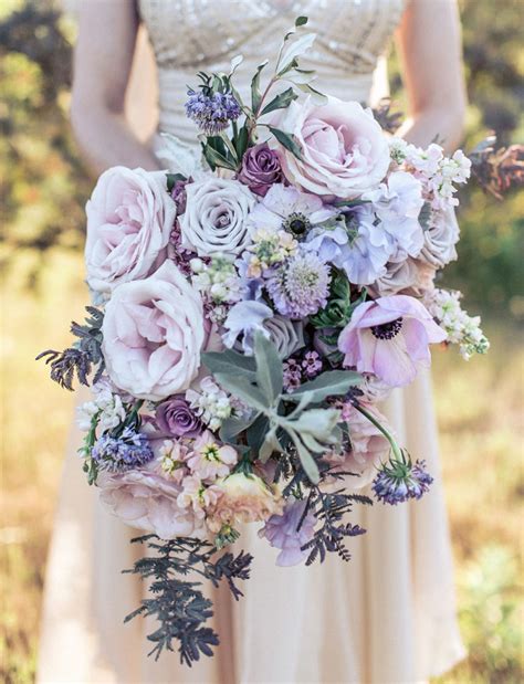 25 Super Trendy Monochrome Wedding Bouquets Weddingomania