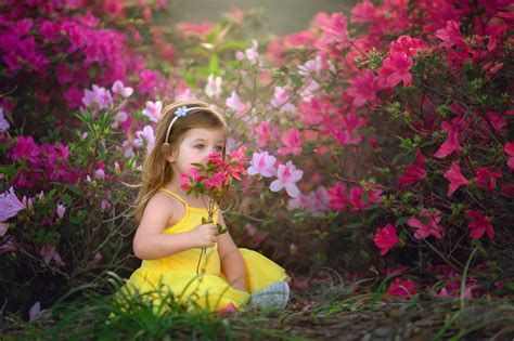Not only are they beautiful and feminine, they're often symbolic, too. Cute Baby Girl Flower Wallpaper - HD Wallpapers