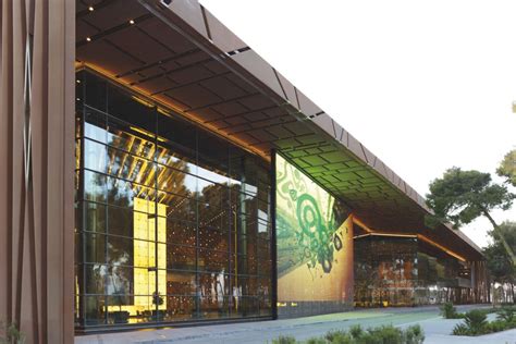 Stainless Steel Mesh Media Façade At The International Convention