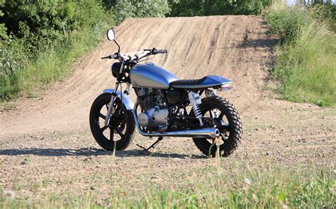 Though cb400 with it's liquid cooled dohc engine seems technically more efficient, the bike is more expensive (around aud1,500.00. Yamaha XS 400 Street Tracker „SilverSurfer" verzichtet auf ...