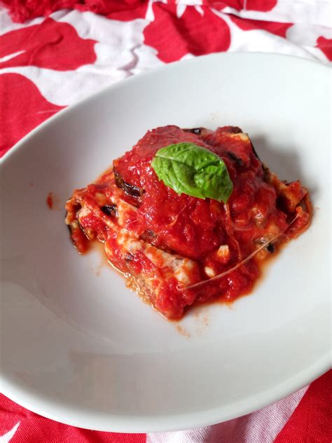 In una padella antiaderente mettere l'olio di arachidi, scaldarlo e cominciare a friggere le melanzane. Parmigiana di melanzane non fritte