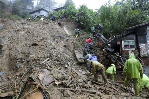 Philippines Races To Free 30 Trapped In Landslide Abs Cbn News
