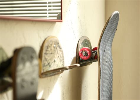 Accroche skate recycle une seconde vie pour votre vieille. Un crochet range-skate fabriqué avec d'anciens skateboard ...