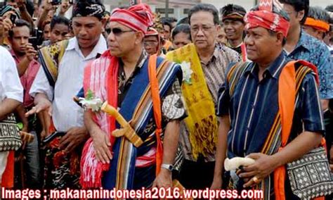 Ciri-Ciri dan Keunikan Pakaian Adat Provinsi Nusa Tenggara Timur