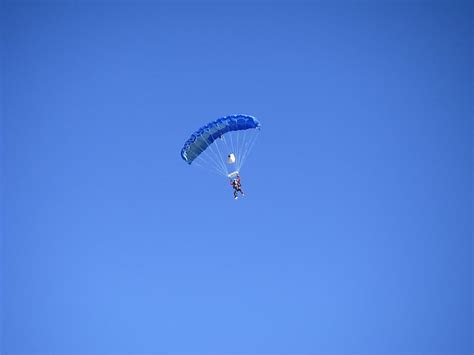 Free Photo Parachutist Blue Sky Skydiving Parachute Fly Extreme