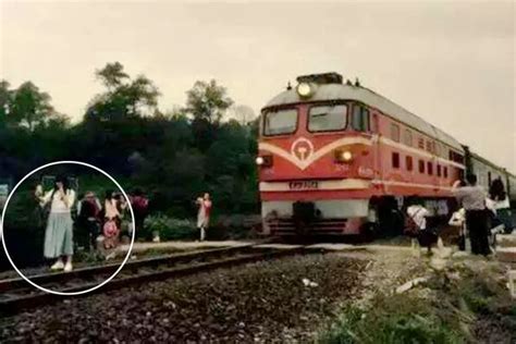 teen s final moments before she s killed by train while posing for selfie captured in shocking