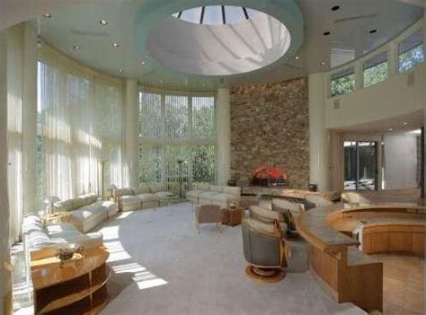 Whitney houston fans may be waiting to catch an up close glimpse of their idol's abode, but they're just going to have to admire from afar. Whitney Houston fan buys her '80s mansion - TODAY.com