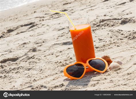 Carrot Juice And Sunglasses At Beach Concept Of Vitamin A And Beautiful Lasting Tan — Stock