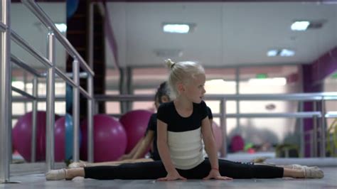 740 little gymnastics girl stretching vídeos de stock y películas libres de derechos istock