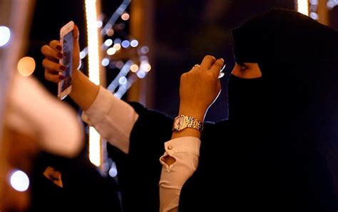السعودية تُعلن بدء رفــع القيود على سفر المرأة الصحيفة