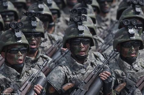 จับผิดภาพ!! พิธีสวนสนามของทหาร เกาหลีเหนือ อาวุธทั้งหลายอาจกลายเป็นของปลอม?