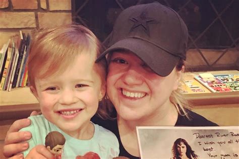 Kelly Clarksons Daughter Receives Wonder Woman From Gal Gadot