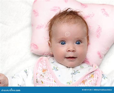 Bebé Recién Nacido Sonriente Foto De Archivo Imagen De Principio