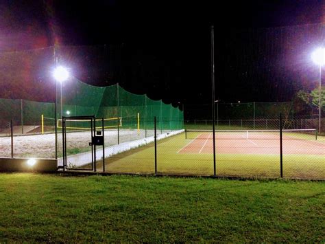 In den letzten jahren sind im zuge der bemühungen, die kinder früher zum tennissport zu bringen, vielerorts zusätzliche altersklassen für u10 und vereinzelt auch u8 dazugekommen, die ihre wettbewerbe allerdings gewöhnlich nicht über das normale tennisfeld, sondern über ein stark verkleinertes tennisfeld, genannt kleinfeldtennis austragen. Sportzone Tisens - ASC LAUGEN TISENS