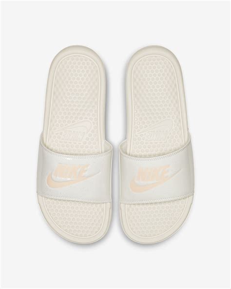 Y a un truc qui vole dans l'air en ce moment dans la mode. Claquette Nike Benassi JDI Sheen pour Femme. Nike.com MA