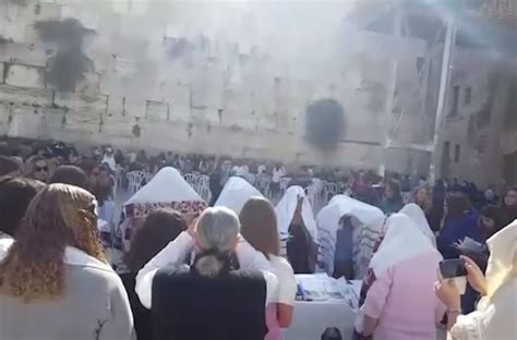 women of the wall perform priestly blessing at kotel ignoring ban jewish telegraphic agency