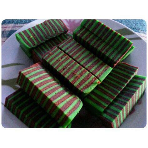 Ambil satu sudu besar adunan dan bakar pada suhu 180 cc dengan mguna kan api atas dan bawah. RESEPI KEK LAPIS COKLAT PEPPERMINT (KUKUS)