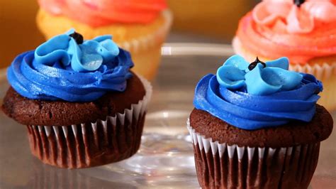 24 baby boy cupcakes for a baby shower, i did half asleep with a dummy in and the other half smiling. Make Baby Boy Cupcakes for a Shower | Cupcake Tutorials - YouTube
