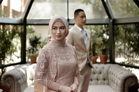 Selengkapnya anda bisa melihat model terbaru dari baju couple buat tunangan wanita dan pria modern di bawah ini 25+ Trend Terbaru Dress Tunangan Muslim - JM | Jewelry and ...