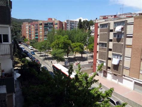 Piso de 65m², 3 dormitorios (1 doble muy espacioso y 2 individuales), salón con salida a terraza, cocina amueblada y equipada con electrodomésticos, 1 baño de 4 piezas, calefacción individual en toda la vivienda y aire acondicionado. Piso en Alquiler en Ciudad Meridiana en Nou Barris de ...