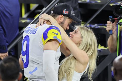 Matthew Stafford S Wife Turning Heads With Wedding Outfit The Spun