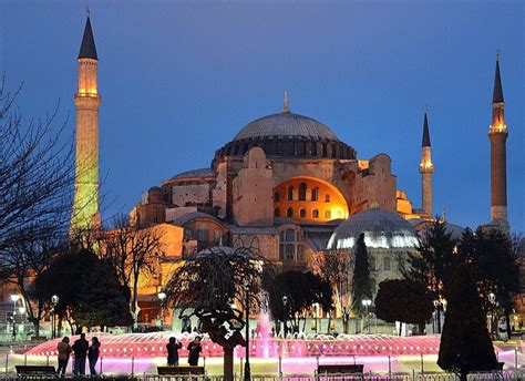 How do tourists travel in Istanbul? 2