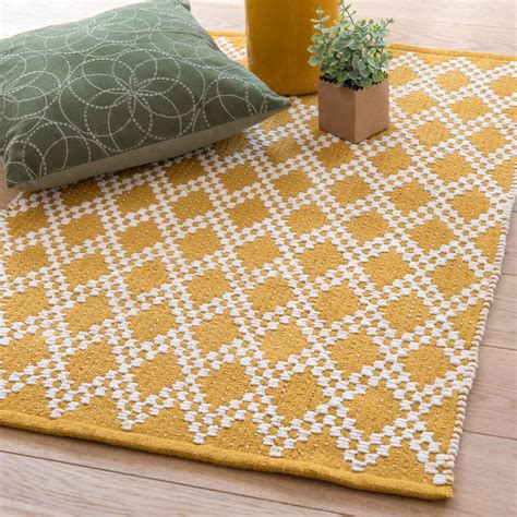 Ein baumwollteppich ist ein hochwertiges naturprodukt, das praktikabilität und ästhetik miteinander verbindet. Teppich aus Baumwolle, gelb mit grafischen Motiven 60x90 ...