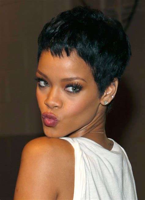 Rihannas Complete Beauty Evolution In 60 Looks Rihanna Short Hair