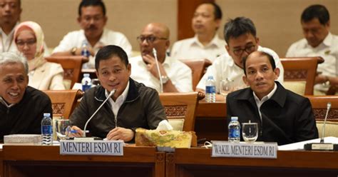 Em>penelitian ini menganalisis pengaruh latar belakang sosial ekonomi orang tua terhadap hasil belajar siswa ekonomi siswa sma n 5 padang, khususnya pada kelas x. Contoh makalah rumah tangga pemerintahan