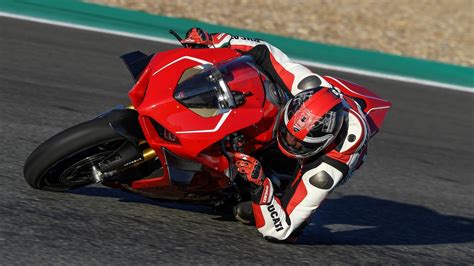 • 9 млн просмотров 2 года назад. 2019 Ducati Panigale V4 R | Top Speed