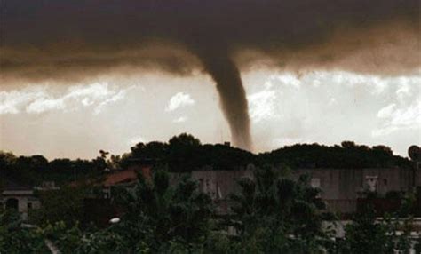 A tornado is a violently rotating column of air that is in contact with both the surface of the earth and a cumulonimbus cloud or, in rare cases, the base of a cumulus cloud. Atípico tornado en México volcó autos y levantó techos - LVDS
