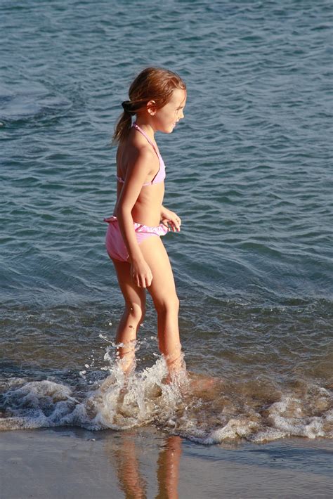 Bildet Strand hav sand person pike kvinne spille ferie bein modell vår barn mote